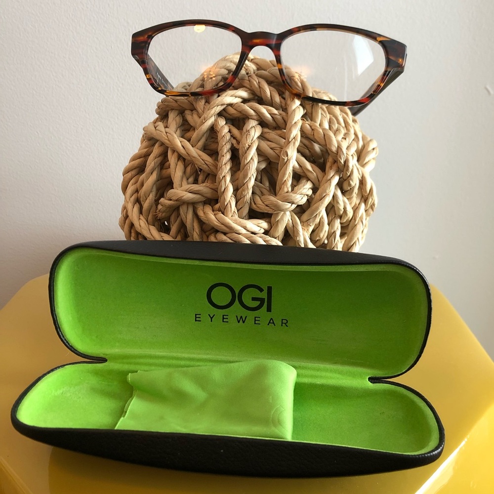 Adorable tortoise eyeglasses
